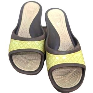 Crocs Sassari green and brown slip on wedges